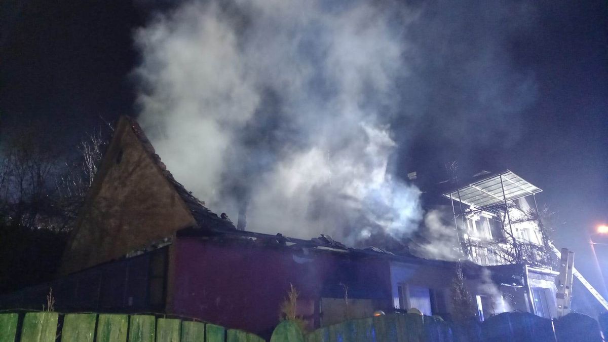 Na Šumpersku hořel dům. Při hašení se propadla střecha stodoly
